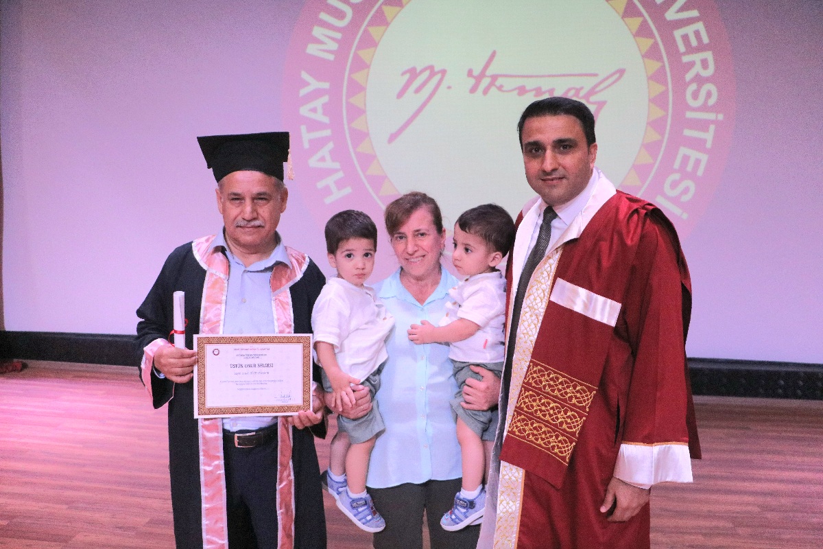 63 yaşındaki İsmail Amca, 8. Üniversite Diplomasını Bir Buçuk Yaşındaki İkiz Evlatlarıyla Aldı
