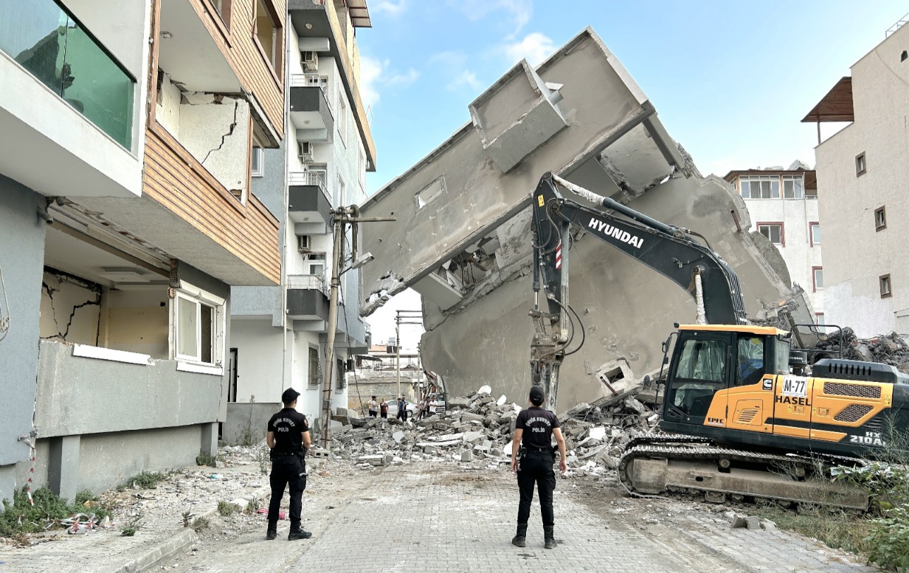 Yıkımı Yapılan 5 katlı Bina, Vatandaşların Yaşadığı Binanın Üzerine Devrildi