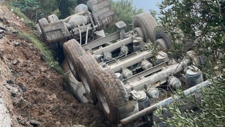 Yayladağı’nda Hafriyat Kamyonu Devrildi!