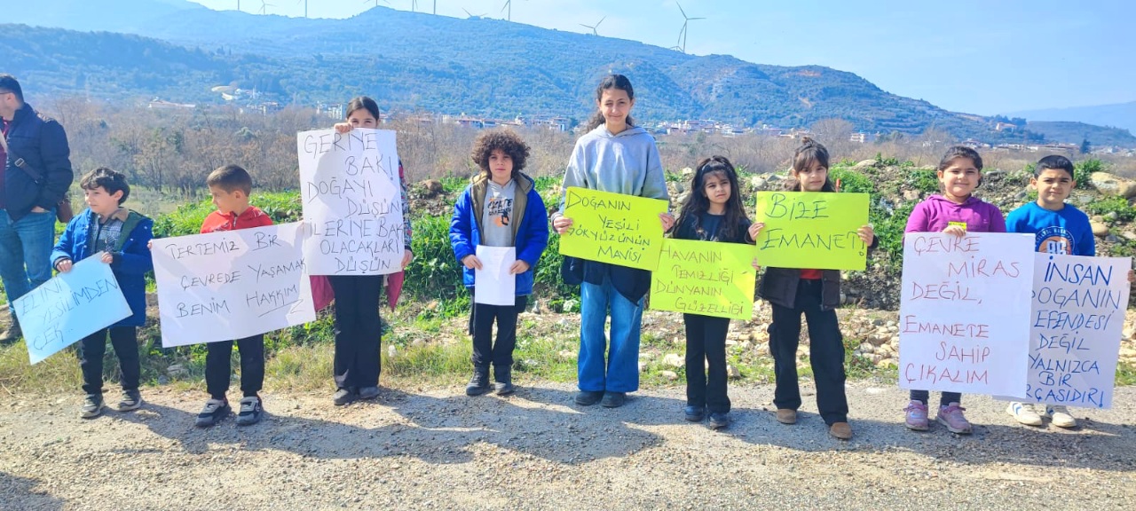 Defne’de Arıtma Tesisi Kurulmak İstenen 5 Mahallenin Çocukları Yetkililere Seslendi: “Bize Temiz Bir Doğa ve Temiz Bir Gelecek Bırakmak Zorundasınız”